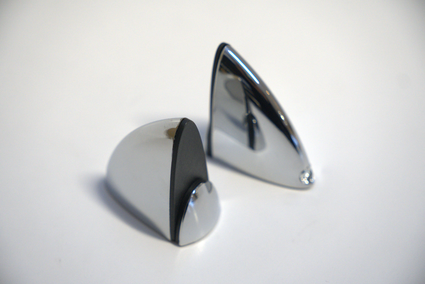 Round 6mm showcase shelf bracket from Best Glass Parts, designed for supporting glass shelves with a sleek, minimal look.