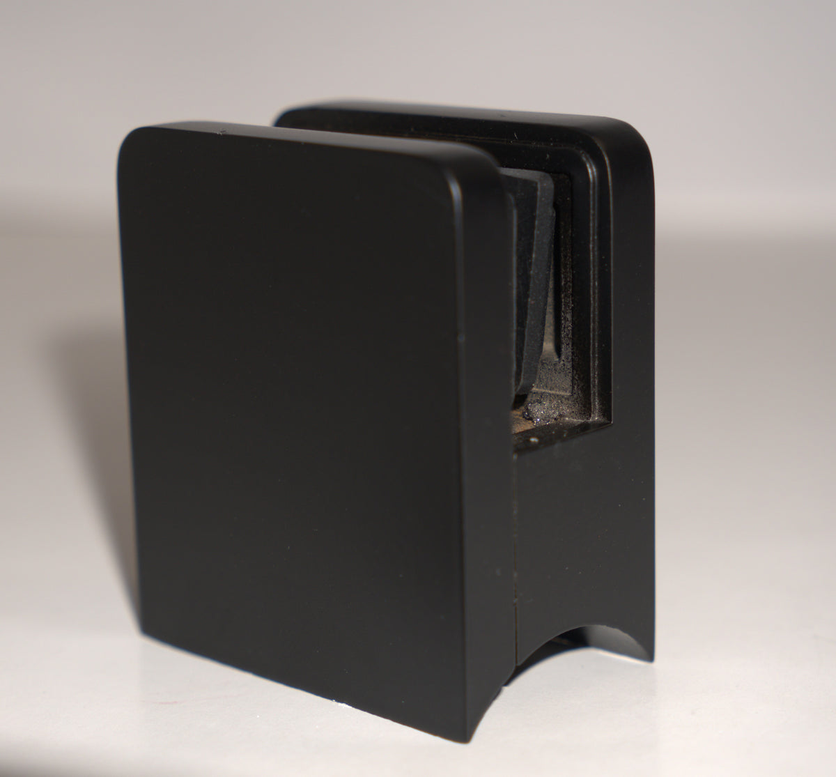 Black round base clamp from Best Glass Parts, fits 10mm to 12mm glass thickness, designed for secure attachment and support.