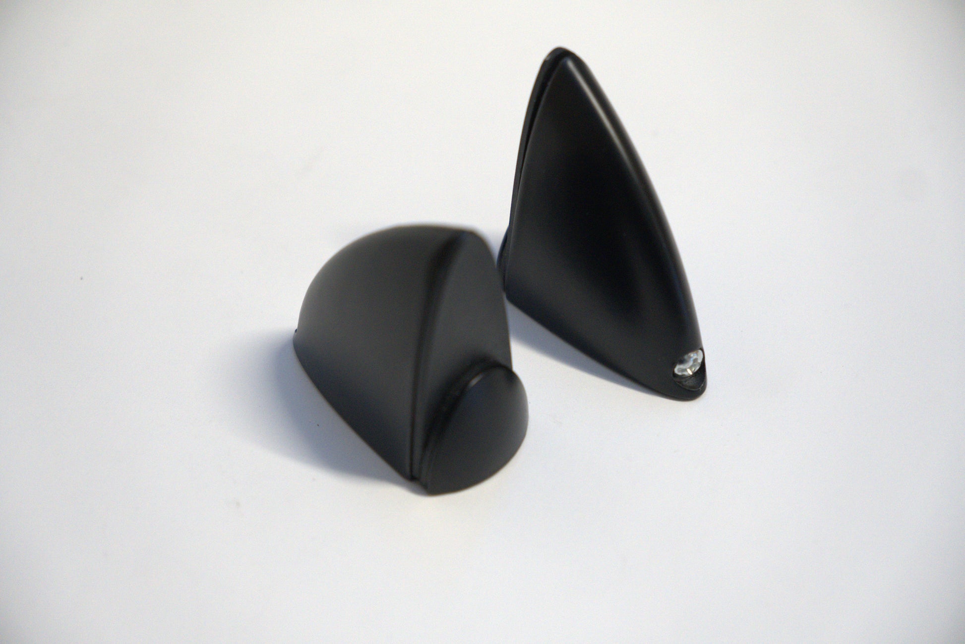 Round 6mm showcase shelf bracket by Best Glass Parts, made of metal, mounted on a white background.