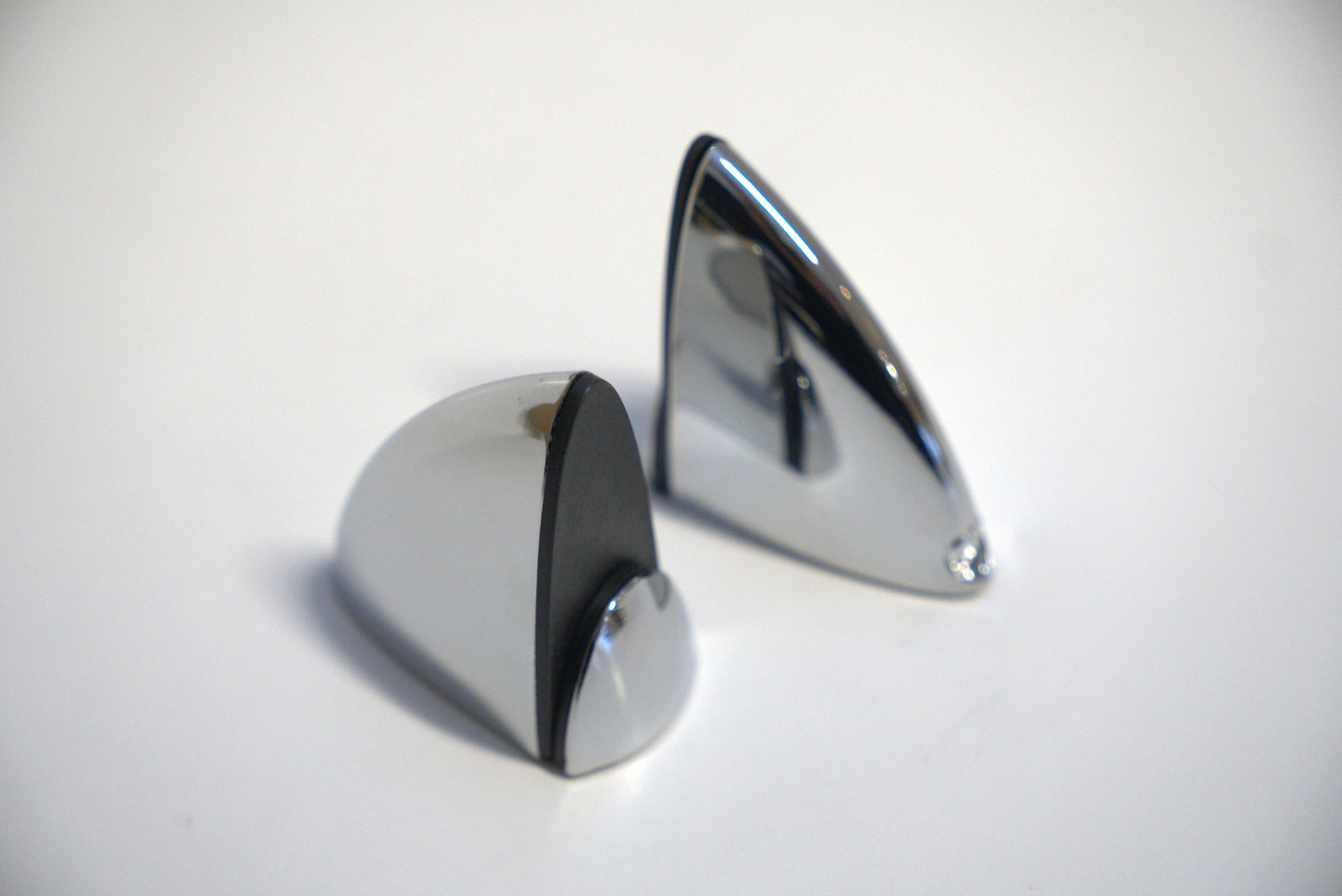 Round 6mm showcase shelf bracket from Best Glass Parts, designed for supporting glass shelves with a sleek, minimal look.