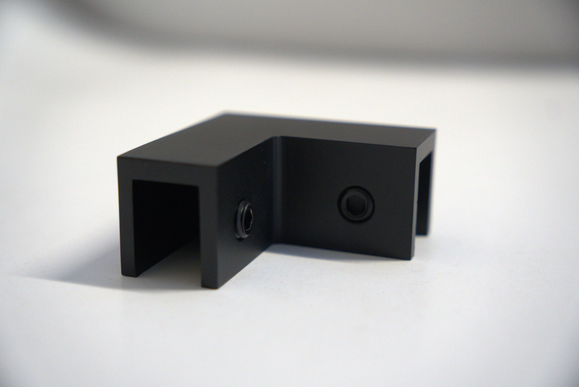 Top Clamp 90 from Best Glass Parts, showing a sturdy metal clamp with a 90-degree angle for glass installation.