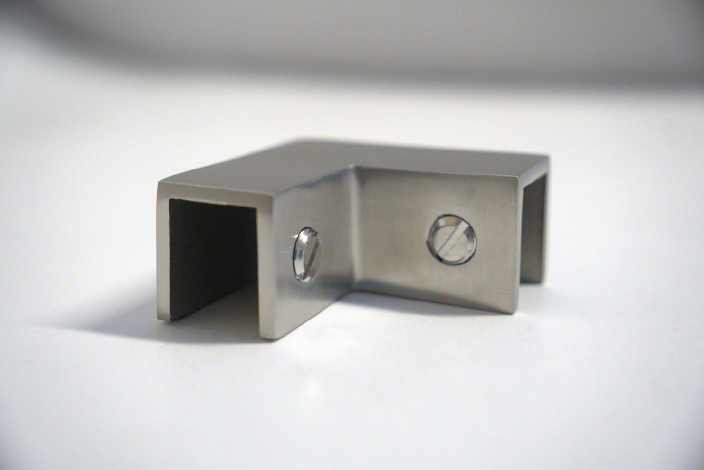 Stainless steel Top Clamp 90 by Best Glass Parts, showing the clamp’s circular design and mounting screw for glass installation.