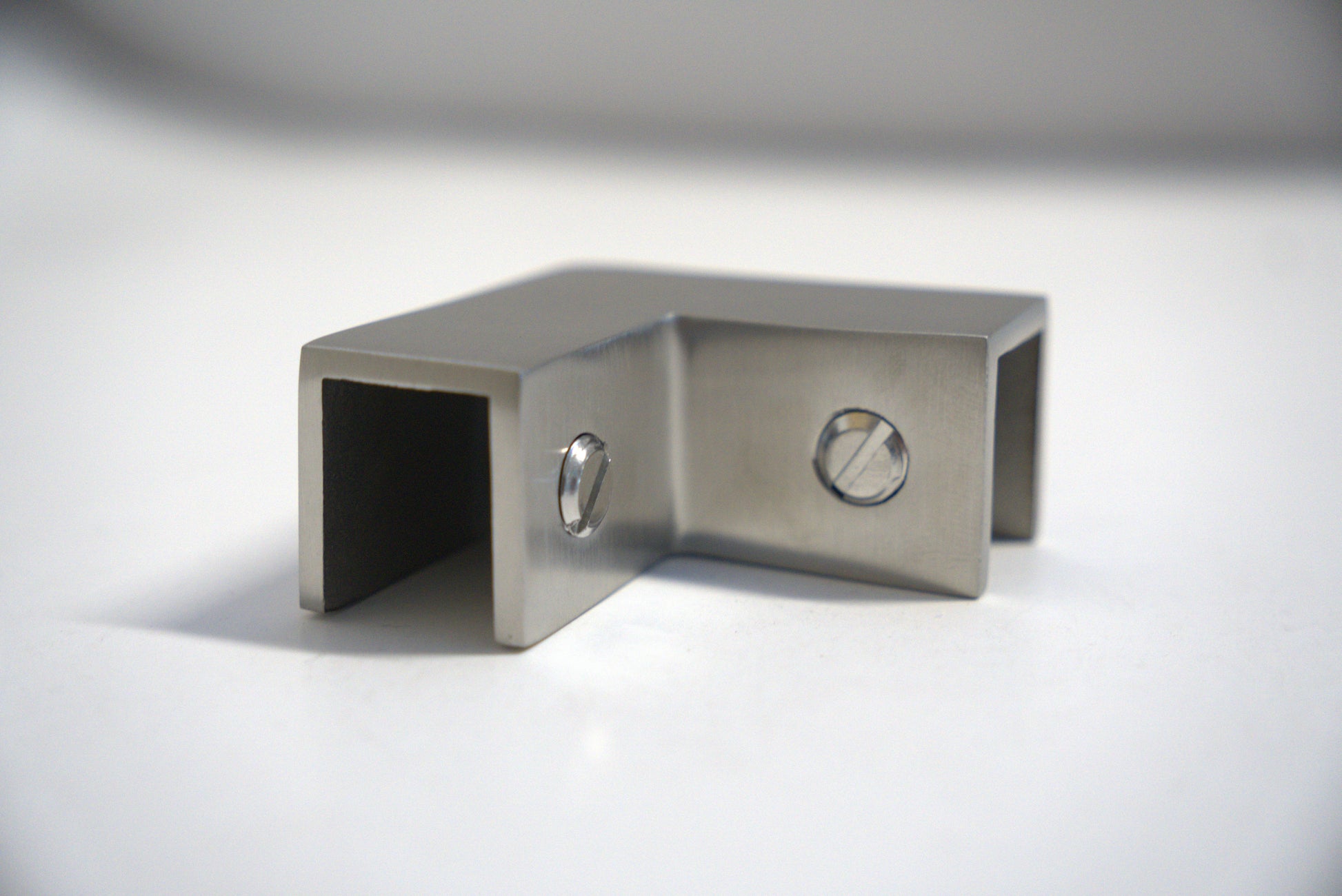 Stainless steel Top Clamp 90 by Best Glass Parts, showing the clamp’s circular design and mounting screw for glass installation.